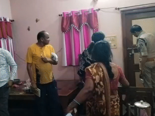 घटना की सूचना के बाद कांग्रेस नेता के घर के बाहर भीड़ मौजूद रही।
