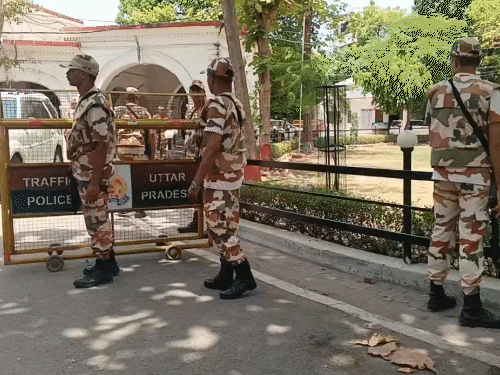 पुलिस कमिश्नरेट परिसर में जगह-जगह ITBP के जवान खड़े हो गए।