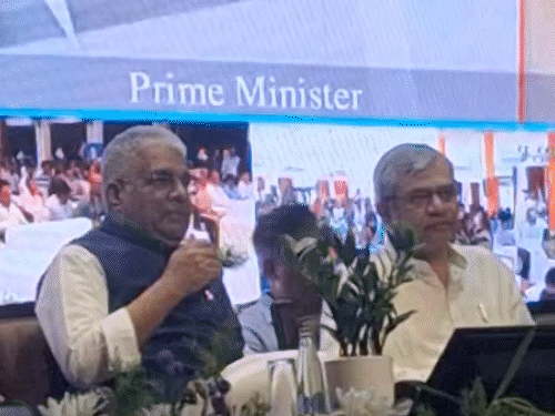 रोजगार मेले में केंद्रीय मंत्री भूपेंद्र यादव और रेल मंत्री अश्विनी वैष्णव मंच साझा करते हुए।
