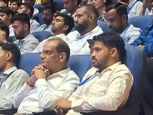 रोजगार मेले में पहुंचे युवा और सम्मानीय अतिथिगण।