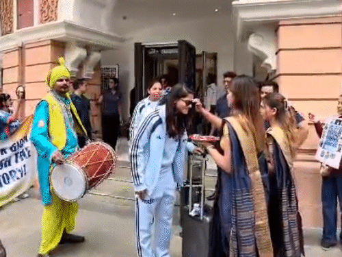 विमेंस टीम इंडिया टी-20 वर्ल्ड कप खेलने इंग्लैंड रवाना:  तिलक लगाकर विदाई दी गई; पिछले साल वनडे वर्ल्डकप जीता था