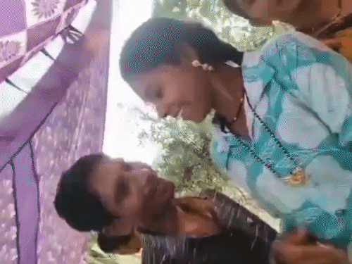 शादी कार्यक्रम में डांस करती पीली साड़ी में विनीता।