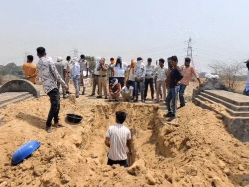 पुलिस, तहसीलदार, स्वास्थ्य विभाग और फॉरेंसिक टीम की मौजूदगी में कब्र की खुदाई करते लोग।