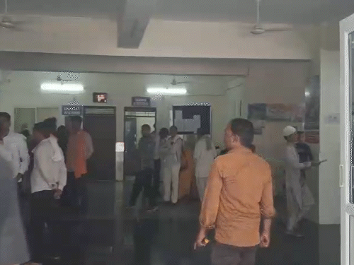 हादसे की जानकारी मिलते ही अस्पताल में ग्रामीणों की भीड़ जमा हो गयी.