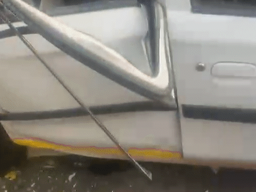 हादसे में कारें बुरी तरह से क्षतिग्रस्त हो गई।