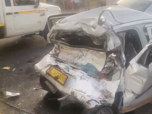 बेकाबू बस ने पीछे से चार कारों को टक्कर मारी।