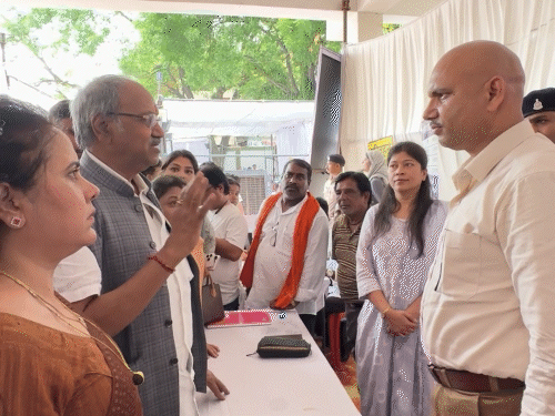 बृजमोहन ने कहा- कोई बड़े से बड़ा आदमी हो उसको उठाकर बंद करो।