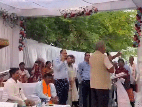 इससे पहले सांसद ने नायब तहसीलदार को फटकारा था।