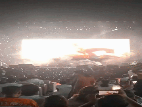 मंच से रामचरण की फिल्म पेद्दी का ट्रेलर दिखाया गया।