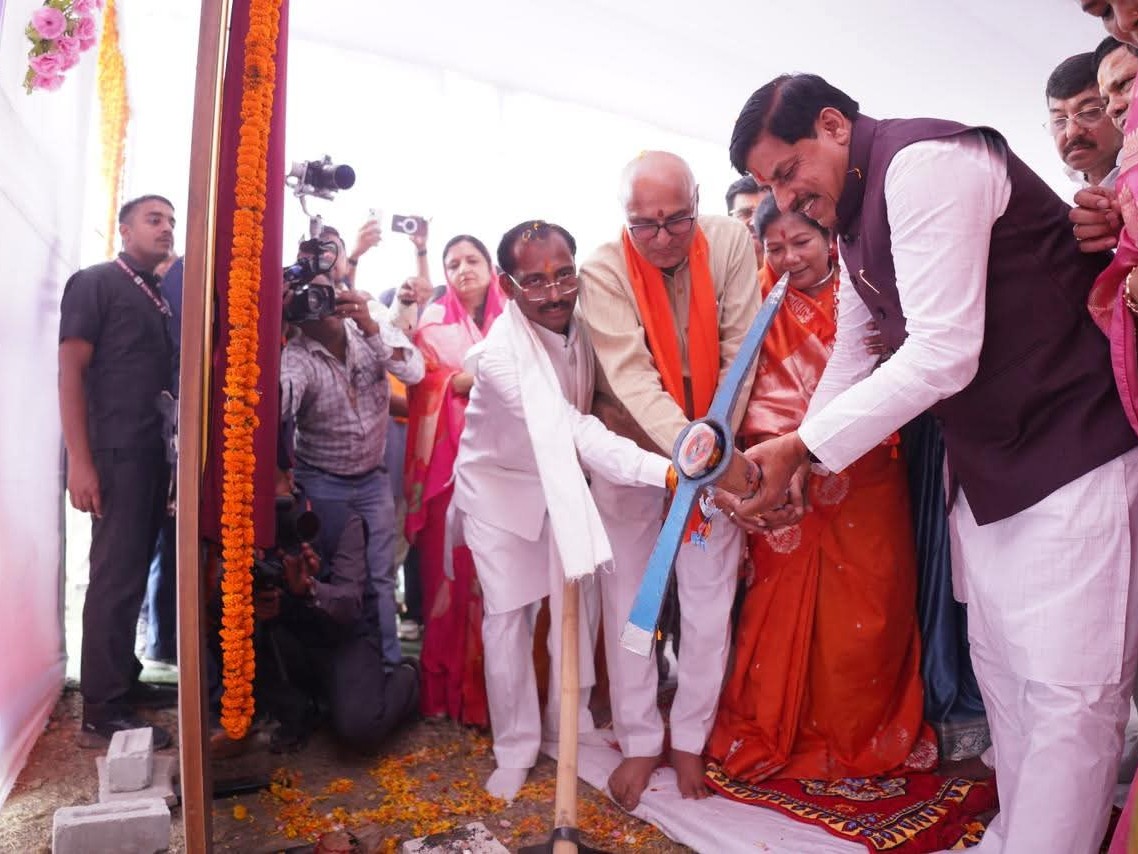 गेत चलाकर किया भूमिपूजन। - Dainik Bhaskar
