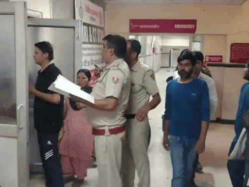 हादसे की सूचना मिलने पर बीके अस्पताल में पहुंची पुलिस।