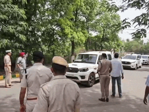 पंजाब के मुख्यमंत्री भगवंत मान और दिल्ली के पूर्व मुख्यमंत्री अरविंद केजरीवाल के दौरे को लेकर दोनों स्टेट की पुलिस अलर्ट रही।