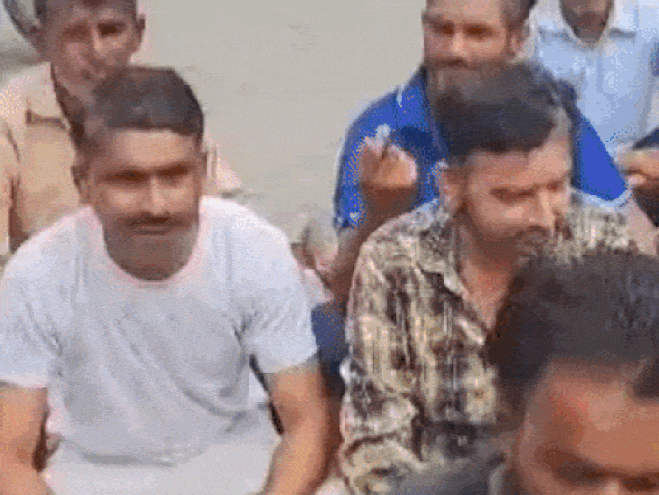 टोहाना में दमकोरा रोड जाम कर सड़क पर बैठे लोग। - Dainik Bhaskar