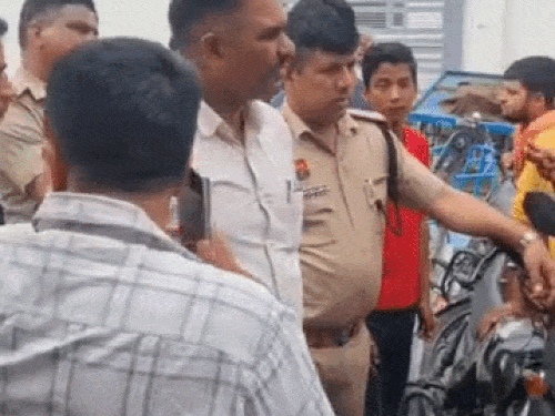 जाम लगा रहे लोगों को समझाते पुलिसकर्मी।