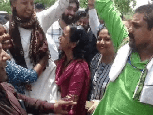 चुनाव जीतने के बाद का विनीता पीपल का समर्थकों संग फाइल फोटो।