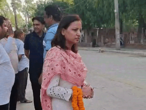 बाजार में सफाई करती स्वीपिंग मशीन व मौजूद विनीता पीपल। - Dainik Bhaskar