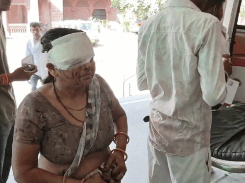 हादसे में ललिता गोयल के आंख और सिर पर गंभीर चोट आई है। उनका अलवर जिला हॉस्पिटल में इलाज चल रहा है।
