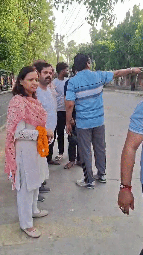 शनिवार को सफाई का जायजा लेती चेयरपर्सन।
