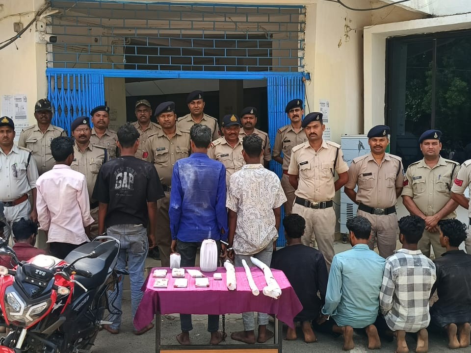 पुलिस की गिरफ्त में हत्या के आरोपी। - Dainik Bhaskar