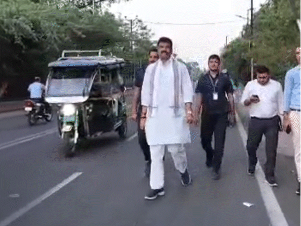 भोपाल में सीएम से मीटिंग के बाद मंत्री गोविंद सिंह राजपूत पैदल चलकर घर गए।