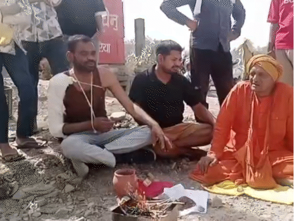 मुरैना में एक स्थानीय नेता ने सड़क हादसे रोकने के लिए सड़क पर ही हवन करा दिया।