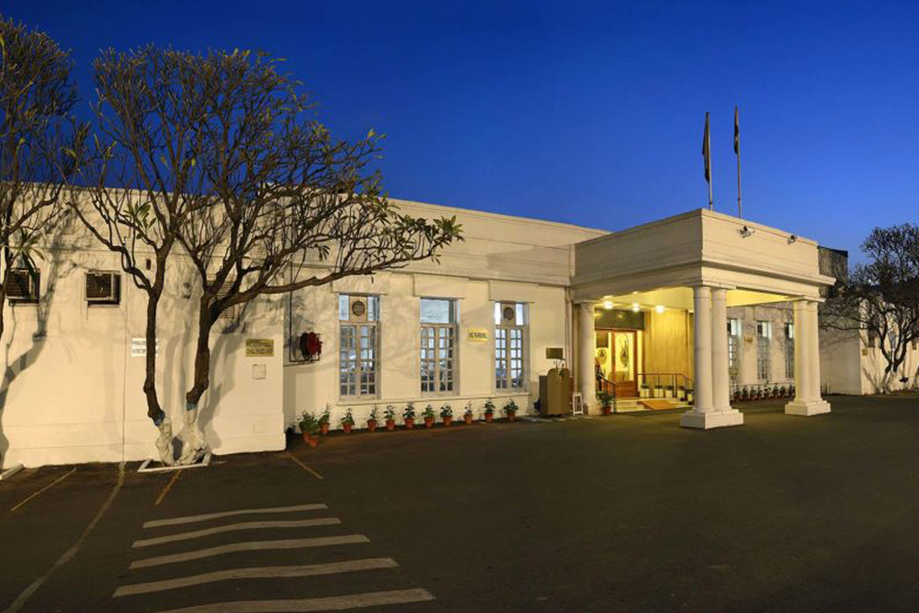 यह क्लब की मेन बिल्डिंग है। यहीं से अंदर जाने का मेन गेट भी है।