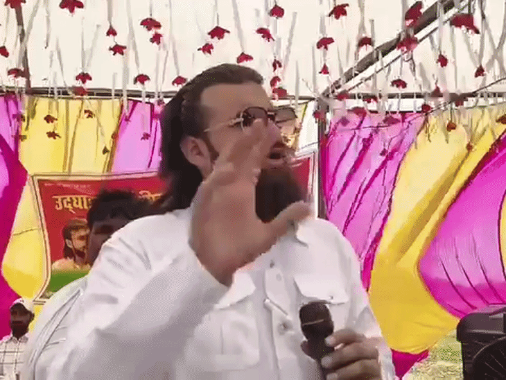 अब्बास अंसारी ने मजाकिया अंदाज में कहा कि मैं सोच रहा हूं, क्यों न कॉकरोच जनता पार्टी जॉइन कर लूं। इसी से चुनाव लड़ूं।