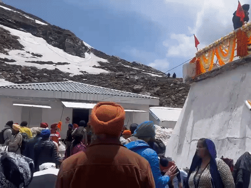 दर्शन के बाद ऋद्धालु सरोवर में भी स्नान करते हैं।