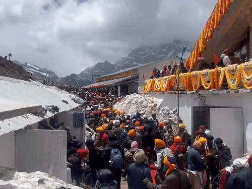 फूलों से सजा धाम और दर्शन के लिए पहुंचते भक्तों की भीड़।