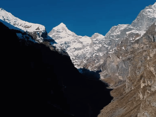 पवित्र बद्रीनाथ धाम हिमालय की ऊंची चोटियों के बीच स्थित है।