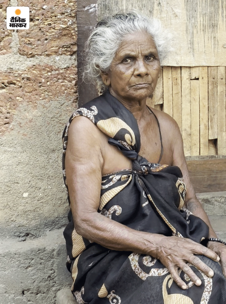 एक बुजुर्ग महिला, जिन्होंने ब्लाउज की जगह साड़ी को लपेटा है।