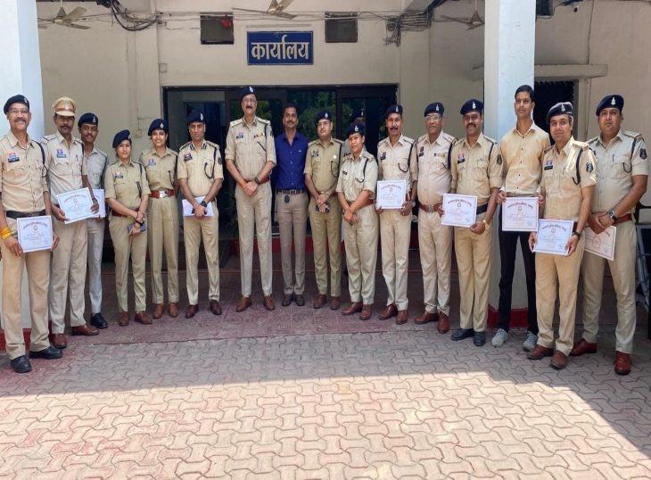अधीनस्थ पुलिसकर्मियों को सम्मानित करते हुए कमिश्नर।