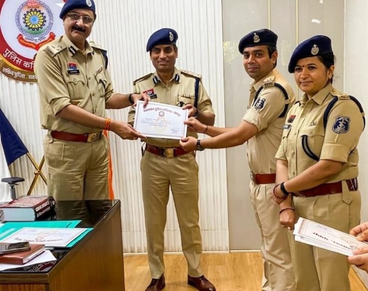 अधीनस्थ पुलिसकर्मियों को सम्मानित करते हुए कमिश्नर।