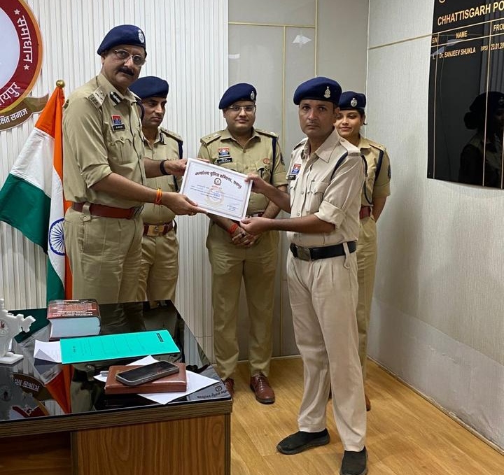 अधीनस्थ पुलिसकर्मियों को सम्मानित करते हुए कमिश्नर।
