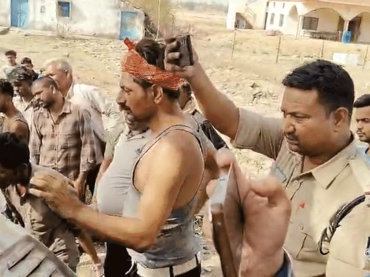 पुलिस ने स्थानीय लोगों की मदद से शव को अस्पताल भेजा।