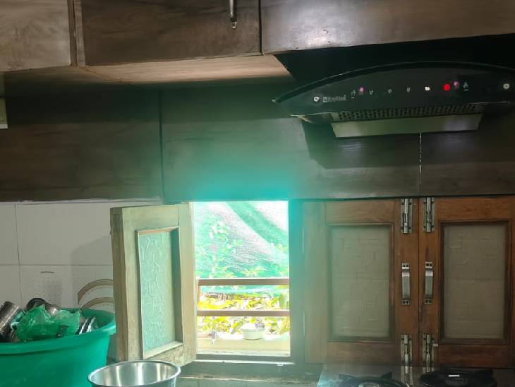 इसी खिड़की से चोर अंदर घुसे।