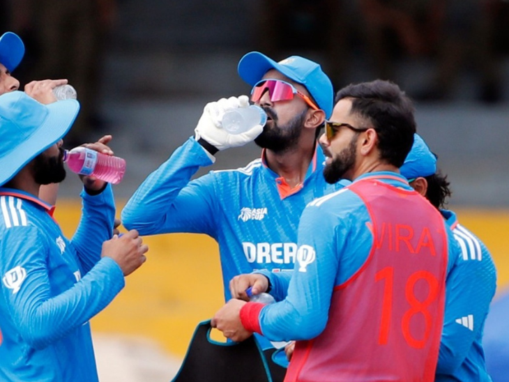 वनडे में अभी सिर्फ सब्सिट्यूट खिलाड़ी ही ड्रिंक्स ब्रेक्स के दौरान मैदान पर जा सकते हैं।