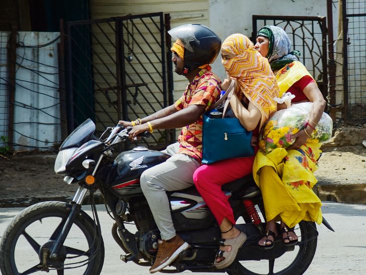 नागपुर में बाइक सवार चेहरे और सिर को ढककर खुद को चिलचिलाती गर्मी से बचा रहे हैं