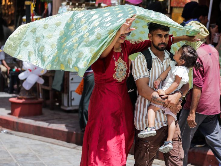 अमृतसर में एक महिला ने अपने परिवार को चिलचिलाती धूप से बचाने के लिए दुपट्टे से ढक दिया