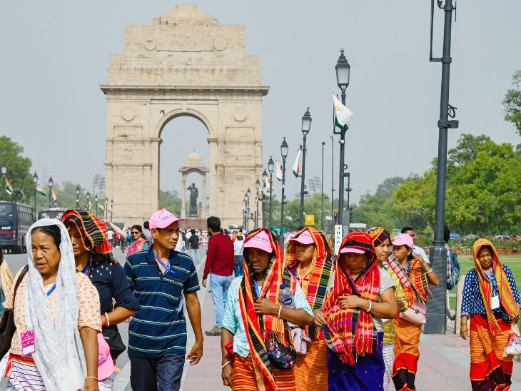 नई दिल्ली में लोग धूप और गर्म हवाओं से बचने के लिए सिर पर टोपी और स्कार्फ पहने नजर आए