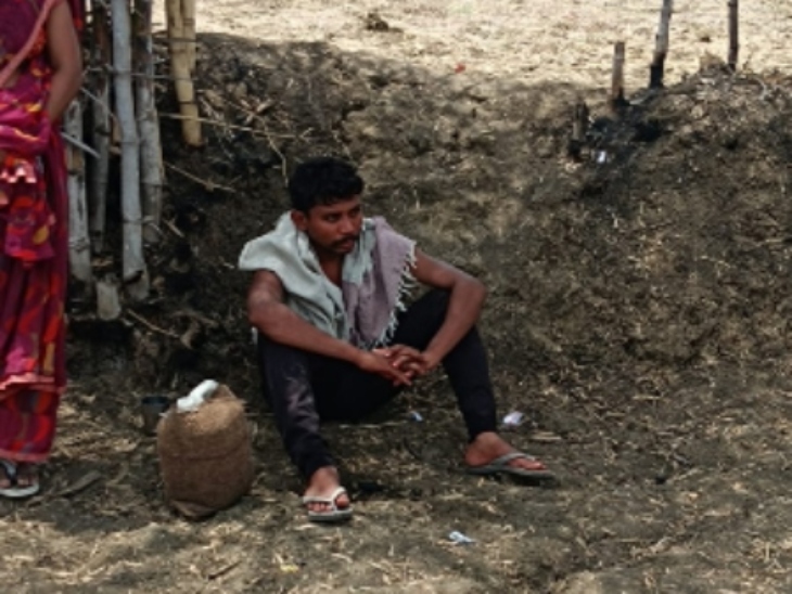 पुलिस और ग्रामीणों की समझाइश के 1 घंटे बाद नीच उतरा।