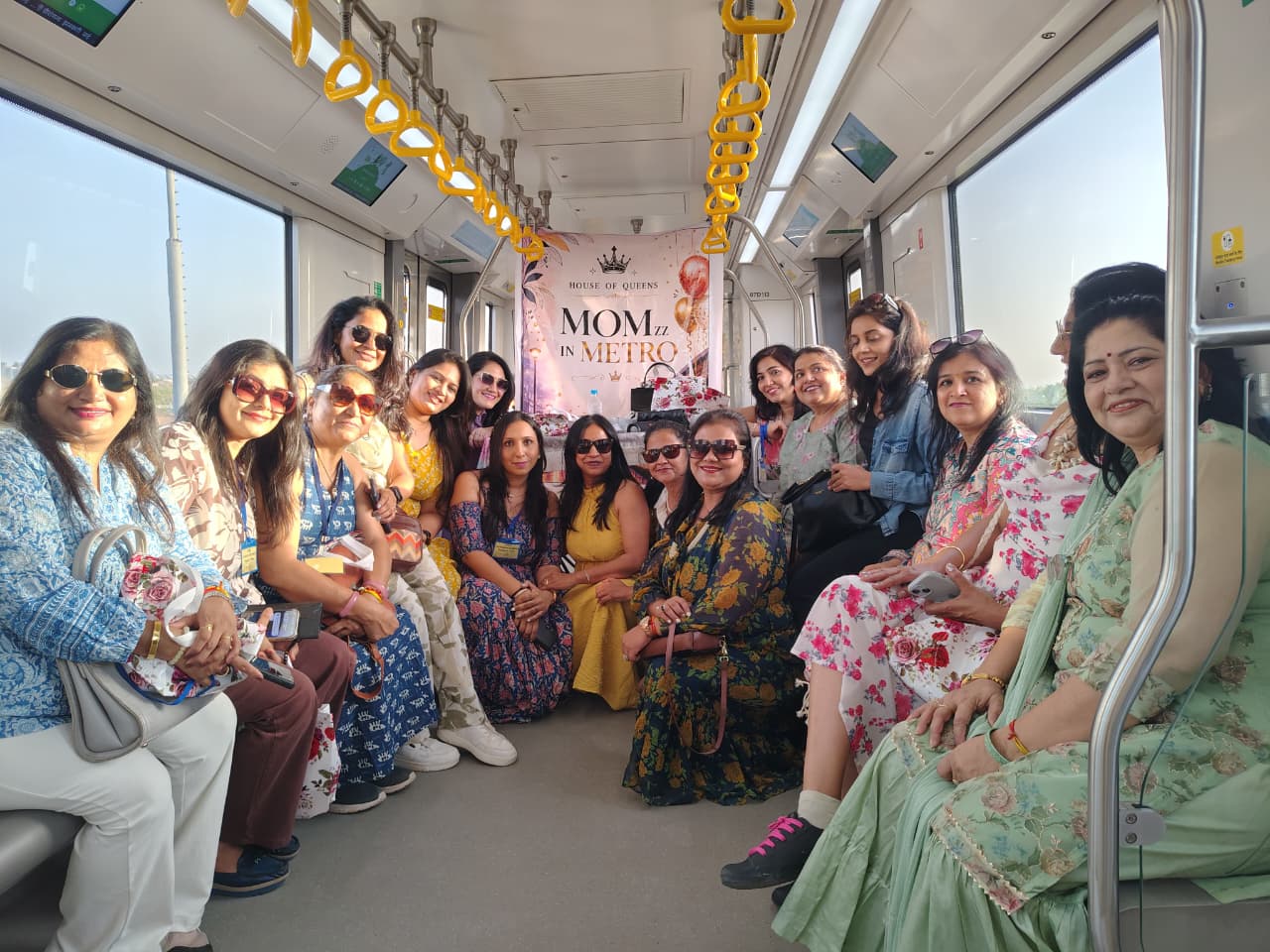 इंदौर मेट्रो में किटी पार्टी की तस्वीर।
