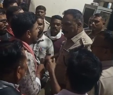 क्रांति सेना के पदाधिकारियों को समझाइश देते सीएसपी सत्यप्रकाश।