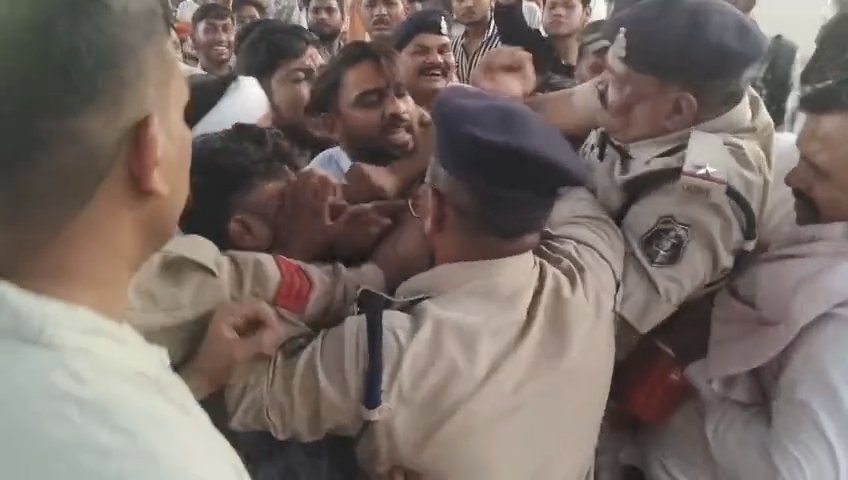 भाजुयमो के पुतला दहन के दौरान की तस्वीर।