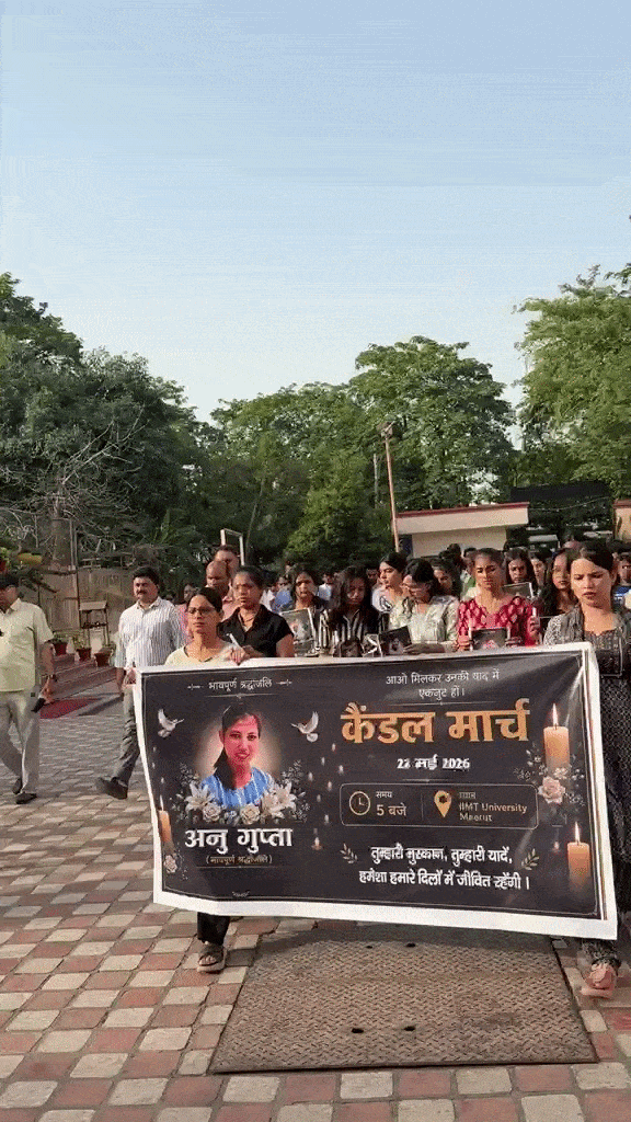 IIMT यूनिवर्सिटी में छात्र-छात्राओं ने निकाला कैंडल मार्च