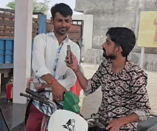 शनिवार की सुबह पेट्रोल पंप पर तेल डलवाता बाइक सवार।