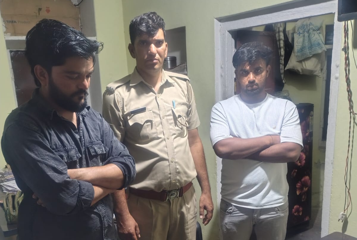 पैसों के साथ डिटेन किए गए दोनों आरोपी।