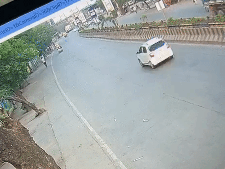 वीडियो में कार सड़क पर जाते हुए दिखाई दे रही है। वहीं, सड़क किनारे साध्वी विहार कर रही हैं।