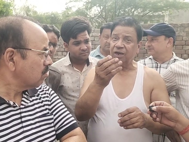 घटना की जानकारी देते हुए पूर्व मंत्री डॉ. कमल गुप्ता।