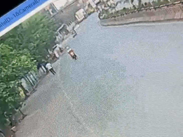 कुचलने के बाद ड्राइवर ने कार रोका नहीं। वह तेज रफ्तार में भाग गया।